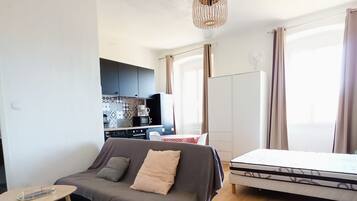 Een televisie en een kantoor