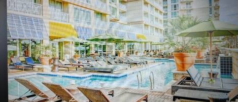 Inomhuspool och utomhuspool