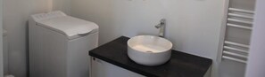Bañera, secador de pelo y toallas