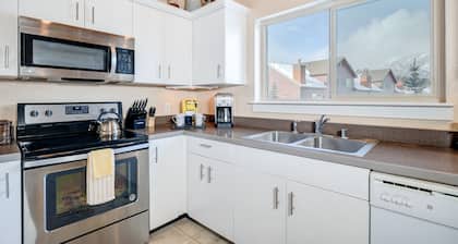 Meadow Village condo w/hot tub & fireplace, close to Big Sky Resort - Firelight Cozy Chalet