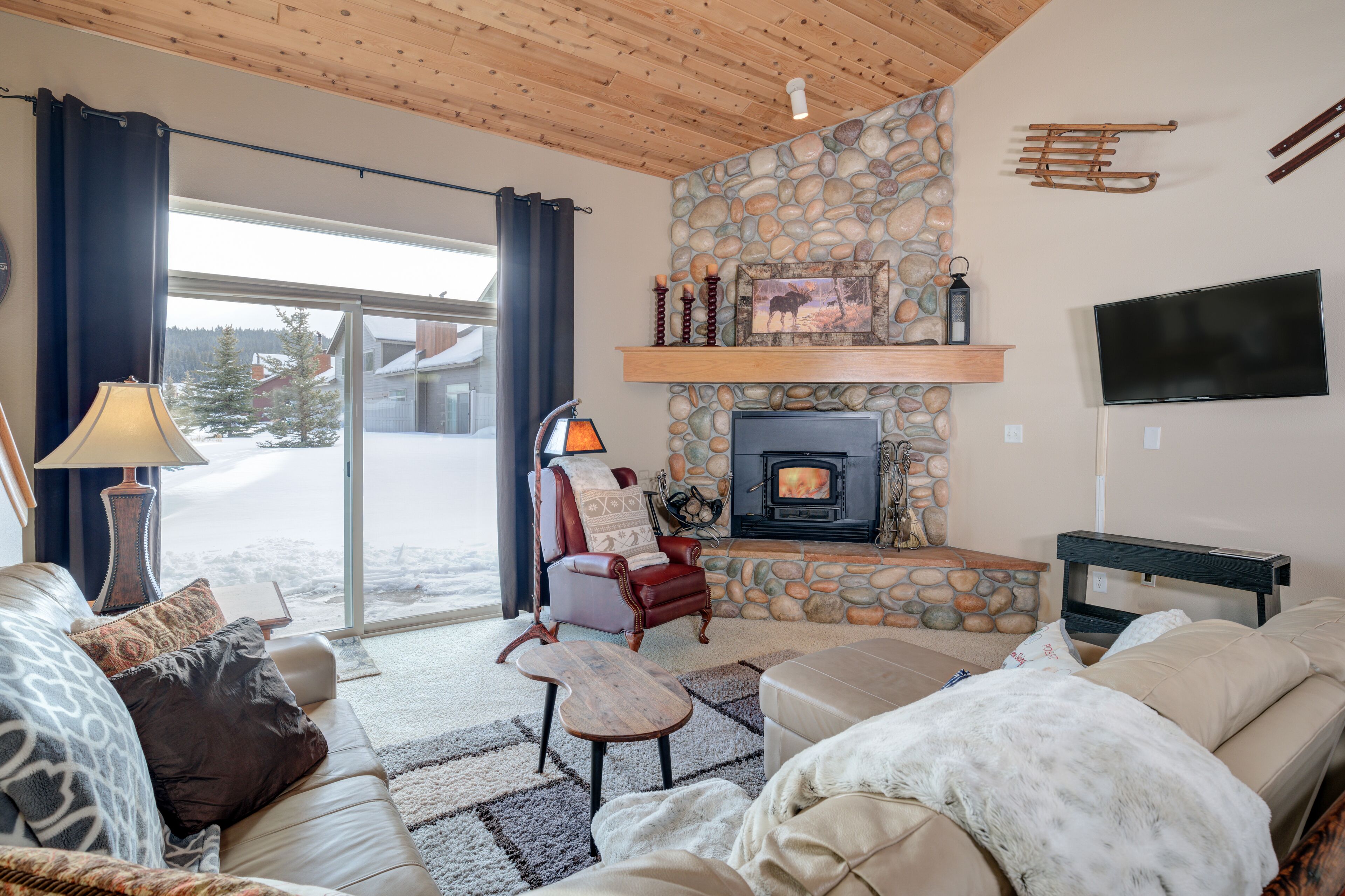 Meadow Village condo w/hot tub & fireplace, close to Big Sky Resort - Firelight Cozy Chalet