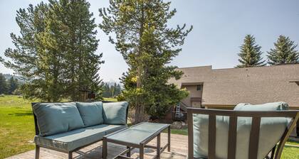 Home on Big Sky Golf Course w/community pool/hot tub/sauna - Charming Glacier Townhome