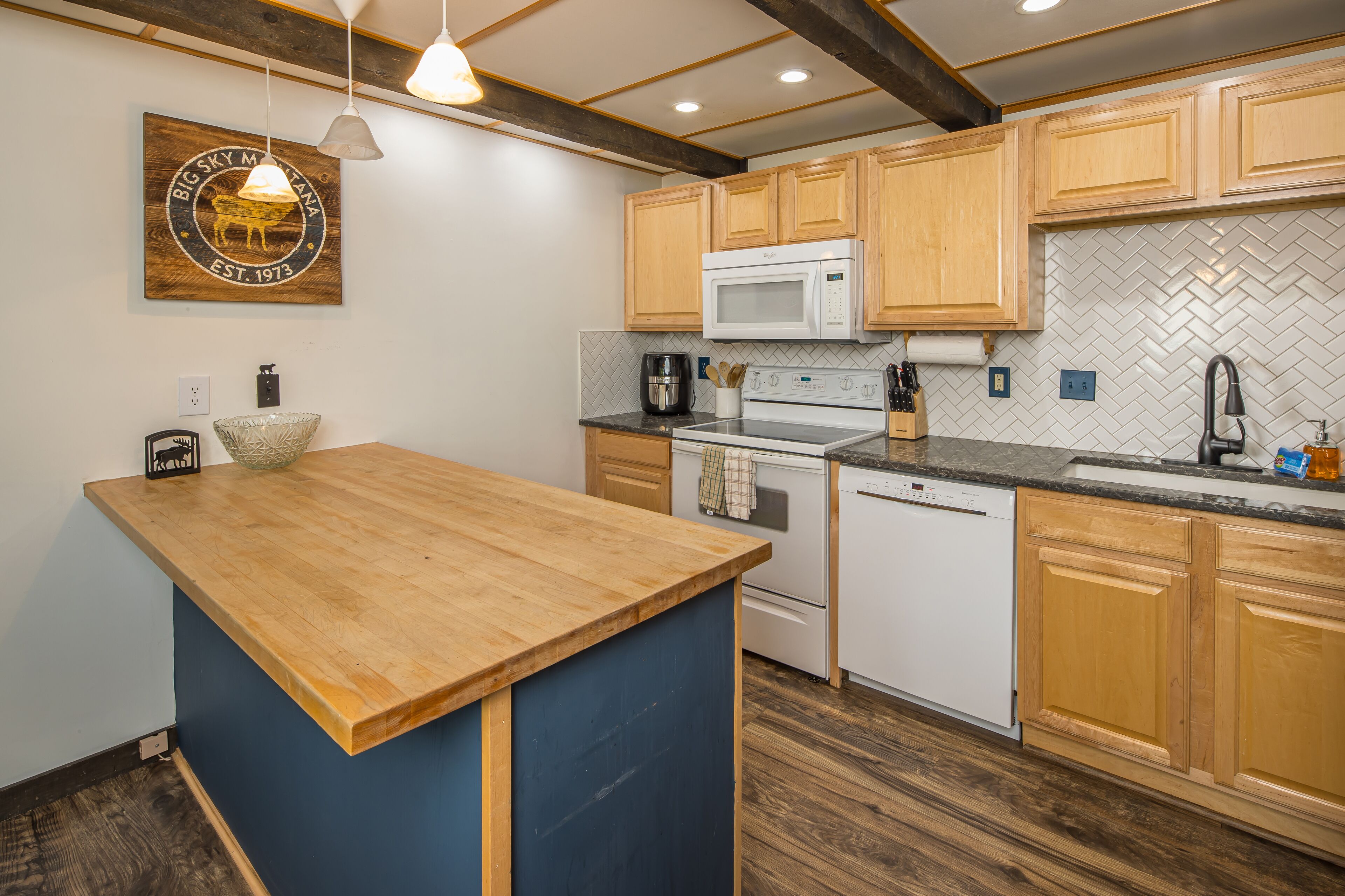 Home on Big Sky Golf Course w/community pool/hot tub/sauna - Charming Glacier Townhome