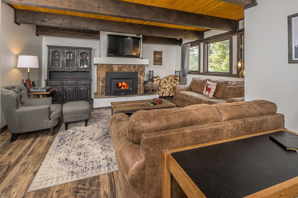 Home on Big Sky Golf Course w/community pool/hot tub/sauna - Charming Glacier Townhome