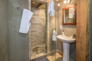 Combined shower/tub, hair dryer, towels