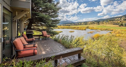 Beautiful condo at Big Sky Golf Course w/community hot tub & fireplace - Creek Front Condo