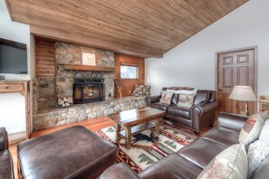 Una televisión, una chimenea