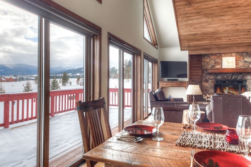 Home on Big Sky Golf Course w/private hot tub & stone fireplace - Little Coyote Lookout