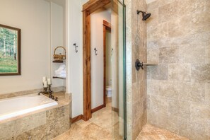 Combined shower/tub, hair dryer, towels, shampoo - Condo w/private hot tub, fireplace, great views & community gym - Mountain Lake Luxury Lookout (Big Sky)