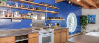 Ski in/out home w/fireplace, hot tub, sauna & gorgeous views - Retro Mountain Retreat