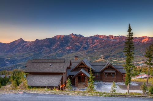 Luxury Ski in/Ski Out home in Big Sky with private hot tub & epic views.
