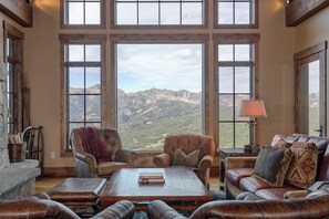 Televisio, takka, DVD-soitin, pöytäjalkapallopöytä