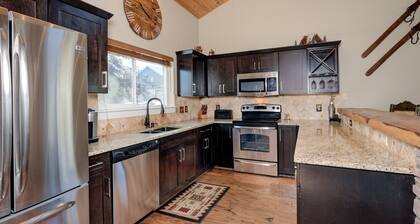 Condo w/private hot tub close to Town Center & Big Sky Resort - The Hallmark Chalet