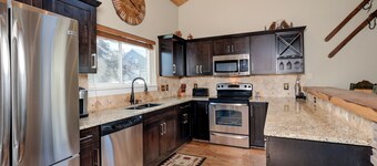 Condo w/private hot tub close to Town Center & Big Sky Resort - The Hallmark Chalet