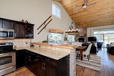 Condo w/private hot tub close to Town Center & Big Sky Resort - The Hallmark Chalet