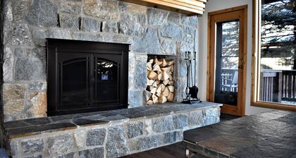 Home on Big Sky Golf Course w/fireplace & community pool/hot tub -The Lone Peak Lookout