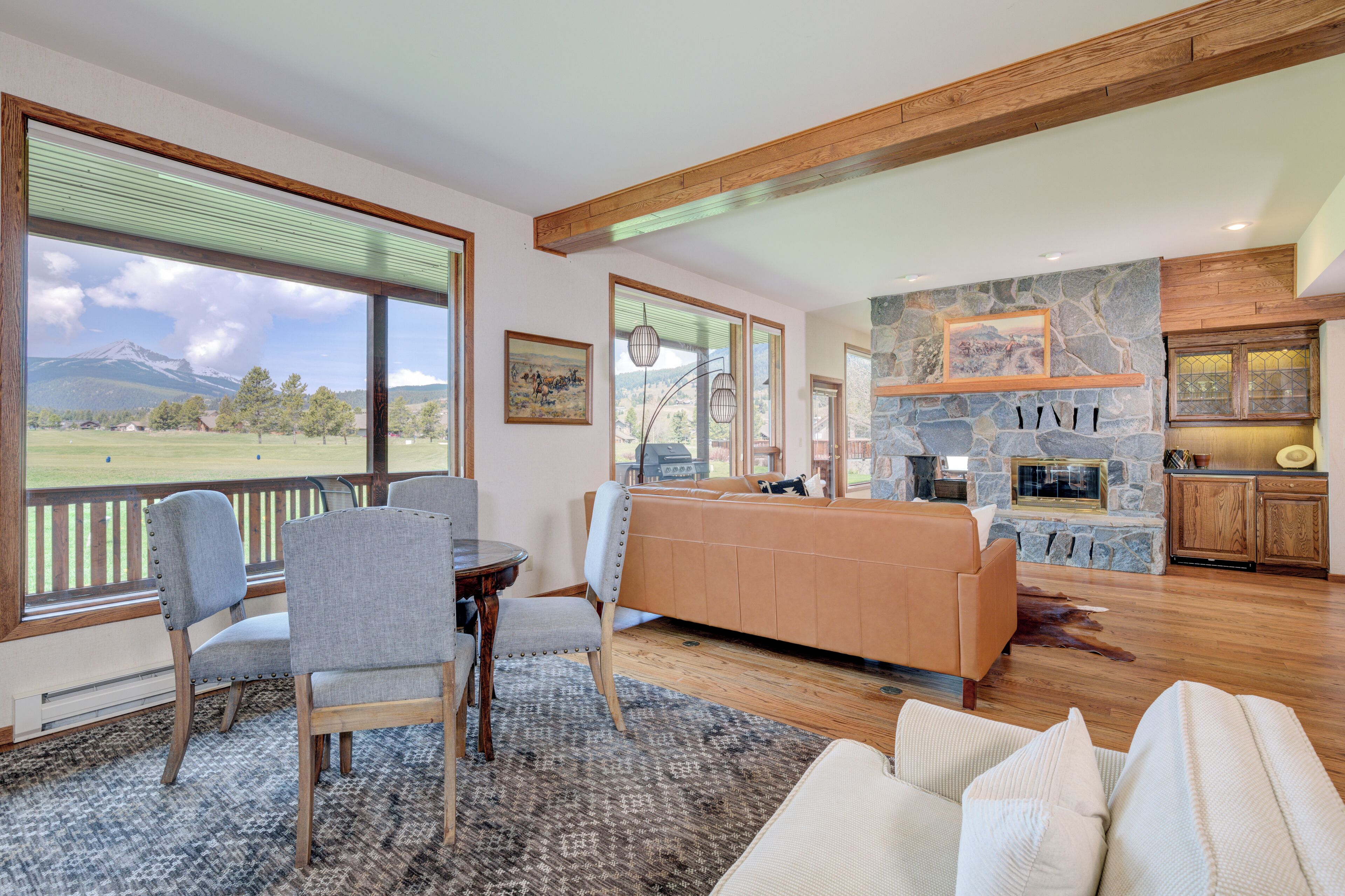 Televisie en een open haard