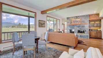 Televisie en een open haard