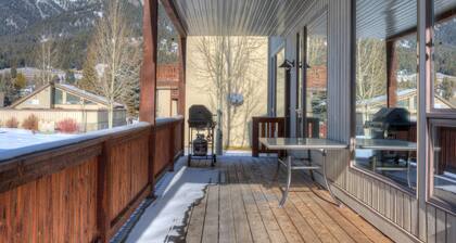 Large Condo w/ Miles of Views at Big Sky Golf Course, Community Hot Tub/Pool - Park Condo Retreat