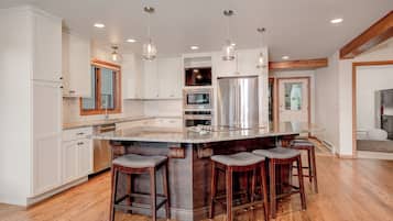 Køleskab, mikrobølgeovn, ovn, kogeplade