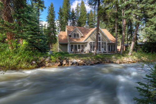 Secluded home close to Meadow Village w/private hot tub & library | Creekside Retreat