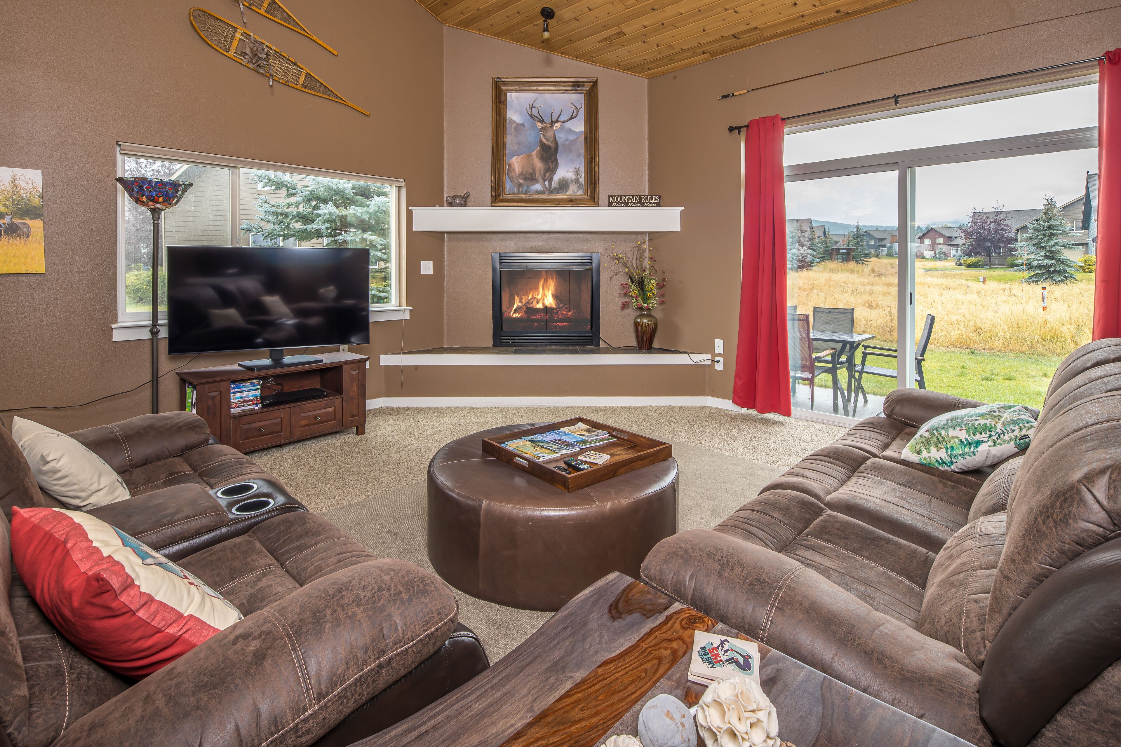 Cozy condo w/private hot tub close to Town Center & Resort | Firelight Cozy Ski Chalet