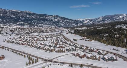 Cozy condo w/fireplace close to Big Sky Resort & Town Centr | Firelight Cozy Mountain Chalet