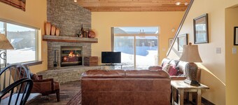 Family condo w/private hot tub & fireplace - Fire Mountain Chalet Big Sky Town Center