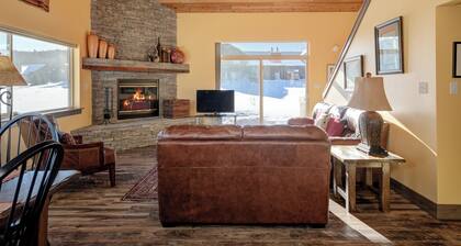 Family condo w/private hot tub & fireplace - Fire Mountain Chalet Big Sky Town Center