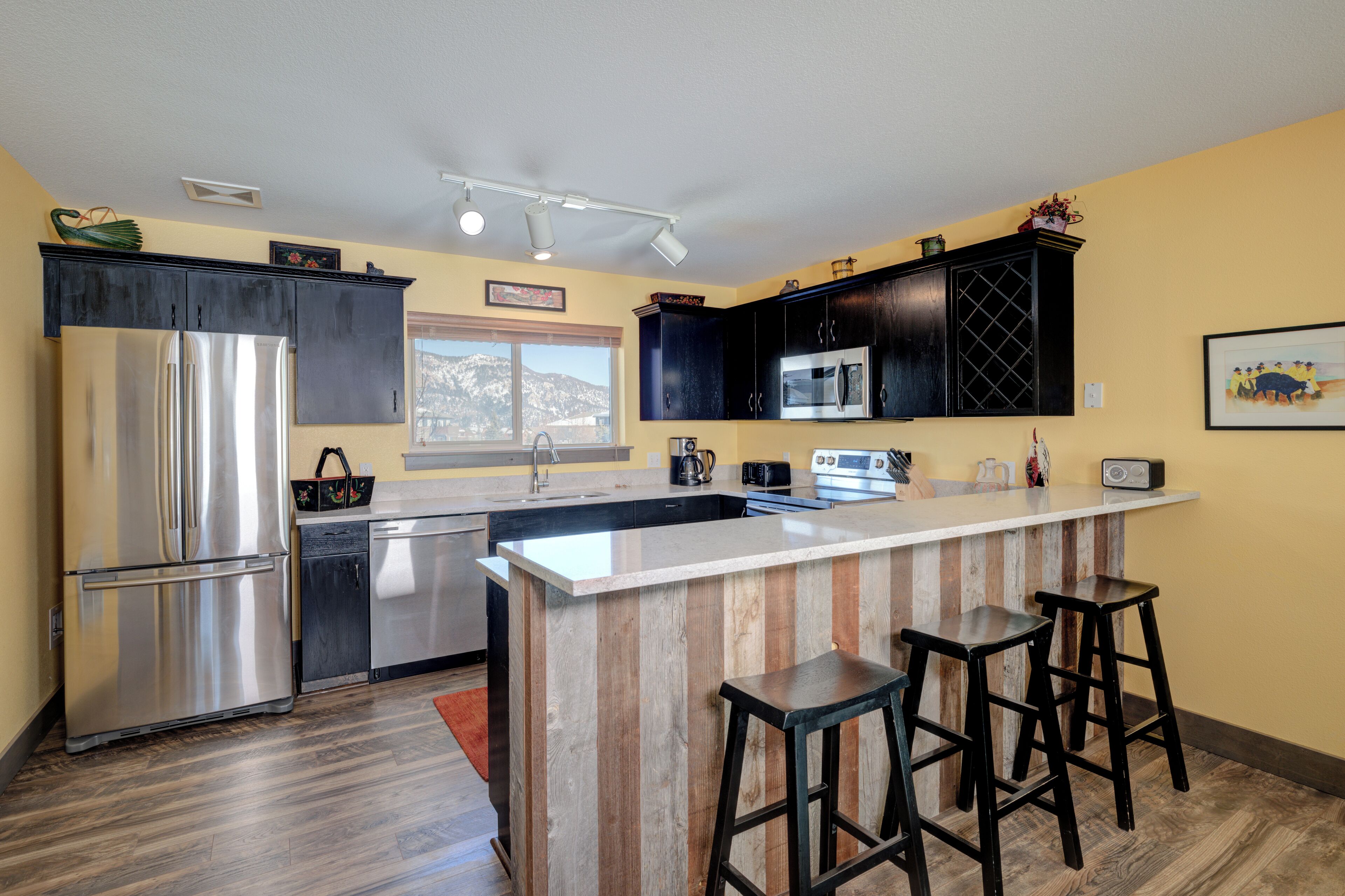 Réfrigérateur, micro-ondes, four, plaque de cuisson