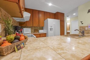 Fridge, microwave, oven, stovetop - LOW Dec.rates Close to beach- A/C in all rooms. (Kihei)