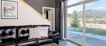 Home w/private hot tub & fireplace close to Town Center & Resort - Mountain to Meadow Ski Chalet