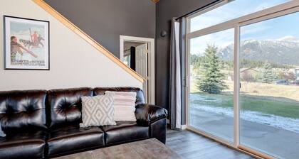 Home w/private hot tub & fireplace close to Town Center & Resort - Mountain to Meadow Ski Chalet
