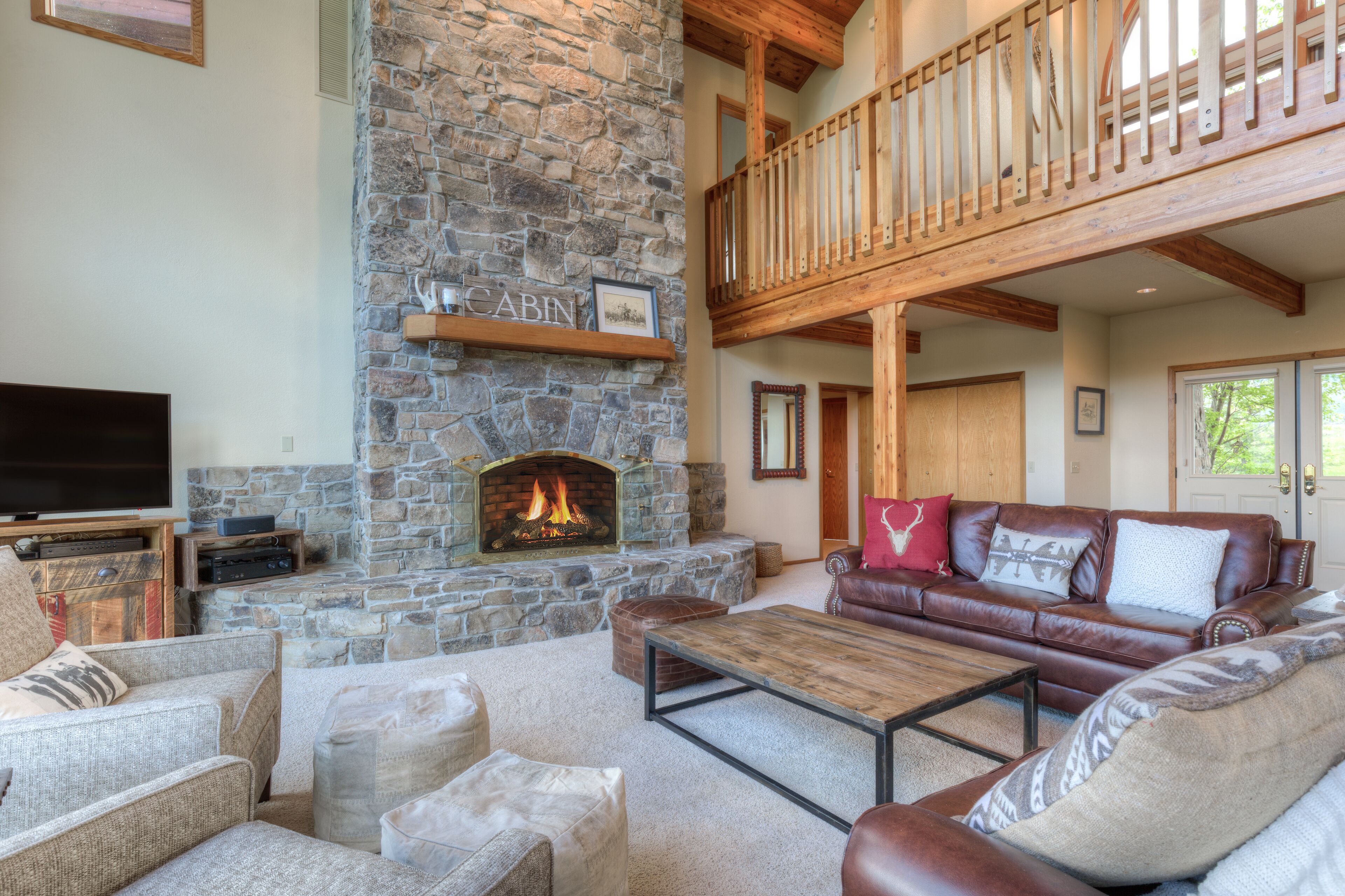 Home w/private hot tub, views, 2 master suites, close to Big Sky Resort - Chief Joseph Lodge