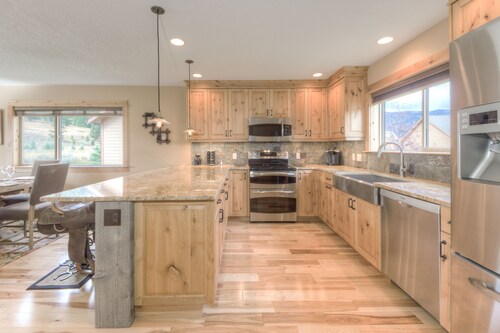 Big Sky Town Center home w/private hot tub close to Big Sky Resort - Mountain View Chalet