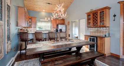 Beautiful home w/gorgeous views & fireplace, close to Big Sky Town Center - Firelight Cottage