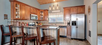 Beautiful home w/gorgeous views & fireplace, close to Big Sky Town Center - Firelight Cottage