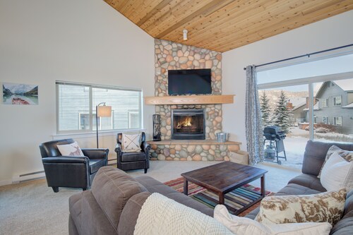 Home close to Big Sky Resort & Town Center w/private hot tub - Ousel Falls Chalet