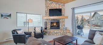 Home close to Big Sky Resort & Town Center w/private hot tub - Ousel Falls Chalet