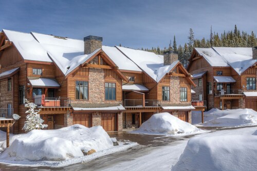 Townhome w/game room, fireplace & private deck w/amazing views of Lone Peak - Alpenglow Townhouse