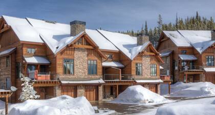 Townhome w/game room, fireplace & private deck w/amazing views of Lone Peak - Alpenglow Townhouse