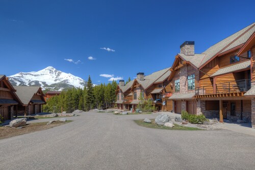 Townhome w/game room, fireplace & private deck w/amazing views of Lone Peak - Alpenglow Townhouse
