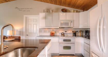 Home w/hot tub & fireplace close to Big Sky Town Center & Resort - Bright and Beautiful Condo