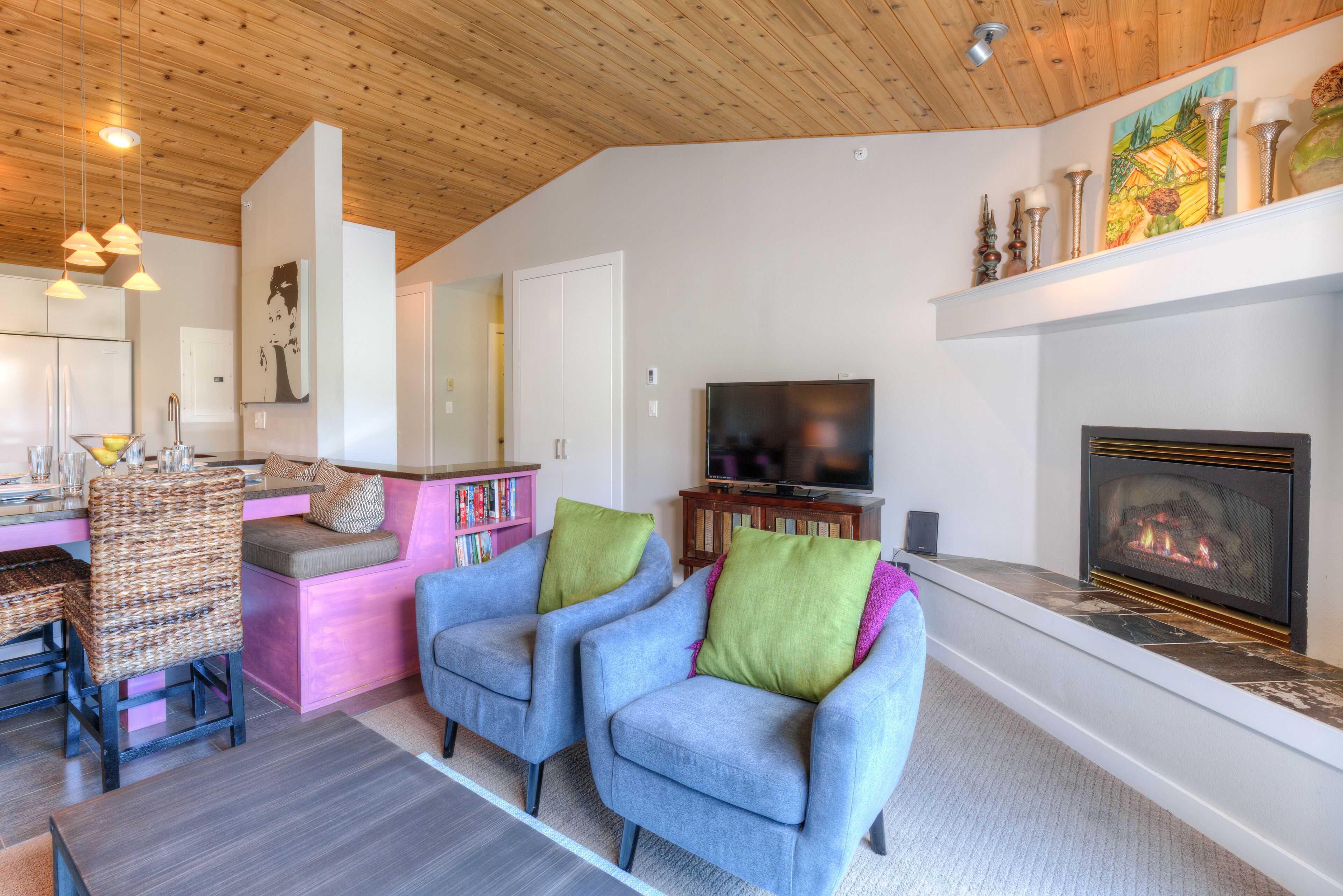 Home w/hot tub & fireplace close to Big Sky Town Center & Resort - Bright and Beautiful Condo