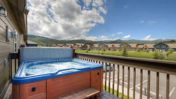 Bañera de hidromasaje al aire libre