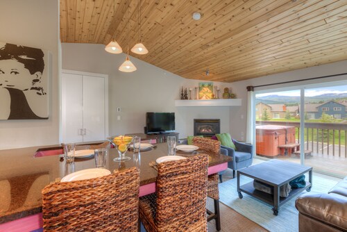 Home w/hot tub & fireplace close to Big Sky Town Center & Resort - Bright and Beautiful Condo