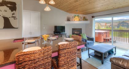 Home w/hot tub & fireplace close to Big Sky Town Center & Resort - Bright and Beautiful Condo