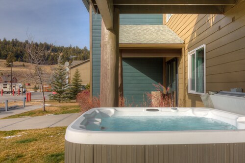 Condo w/hot tub & fireplace close to Big Sky Resort & Town Center - Modern Mountain Charm