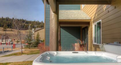 Condo w/hot tub & fireplace close to Big Sky Resort & Town Center - Modern Mountain Charm