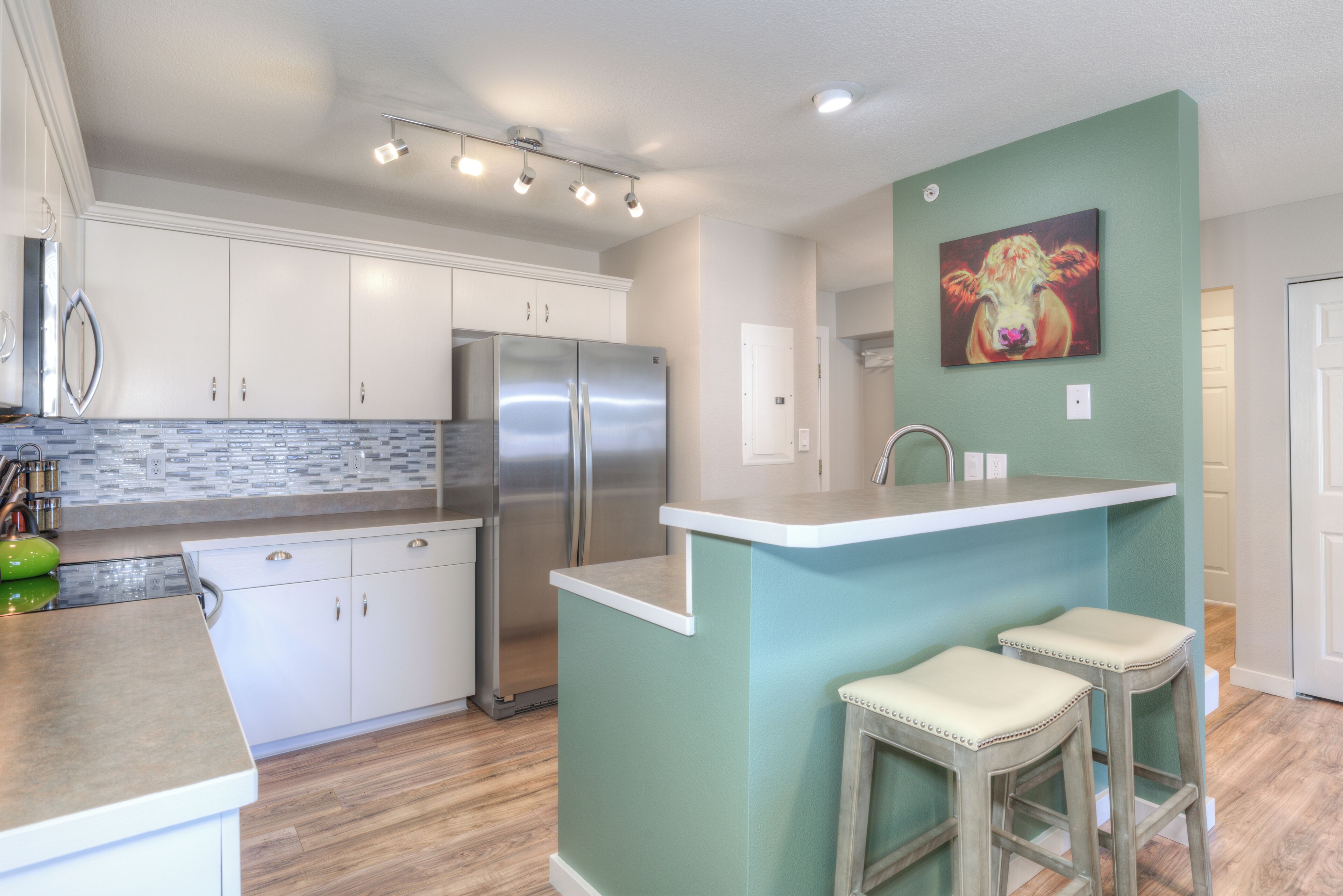 Réfrigérateur, micro-ondes, four, plaque de cuisson